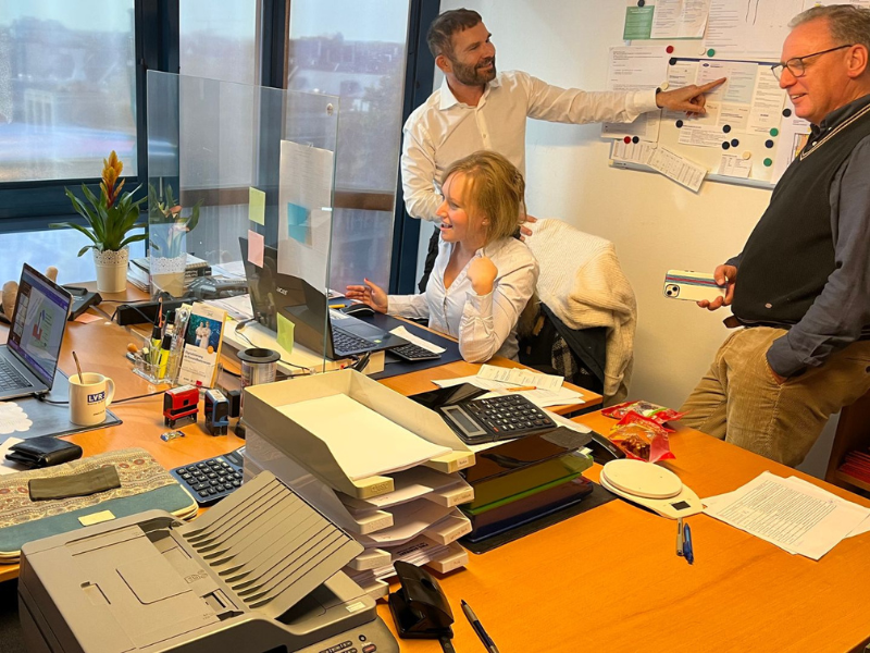 uma sala de reunião entre funcionários